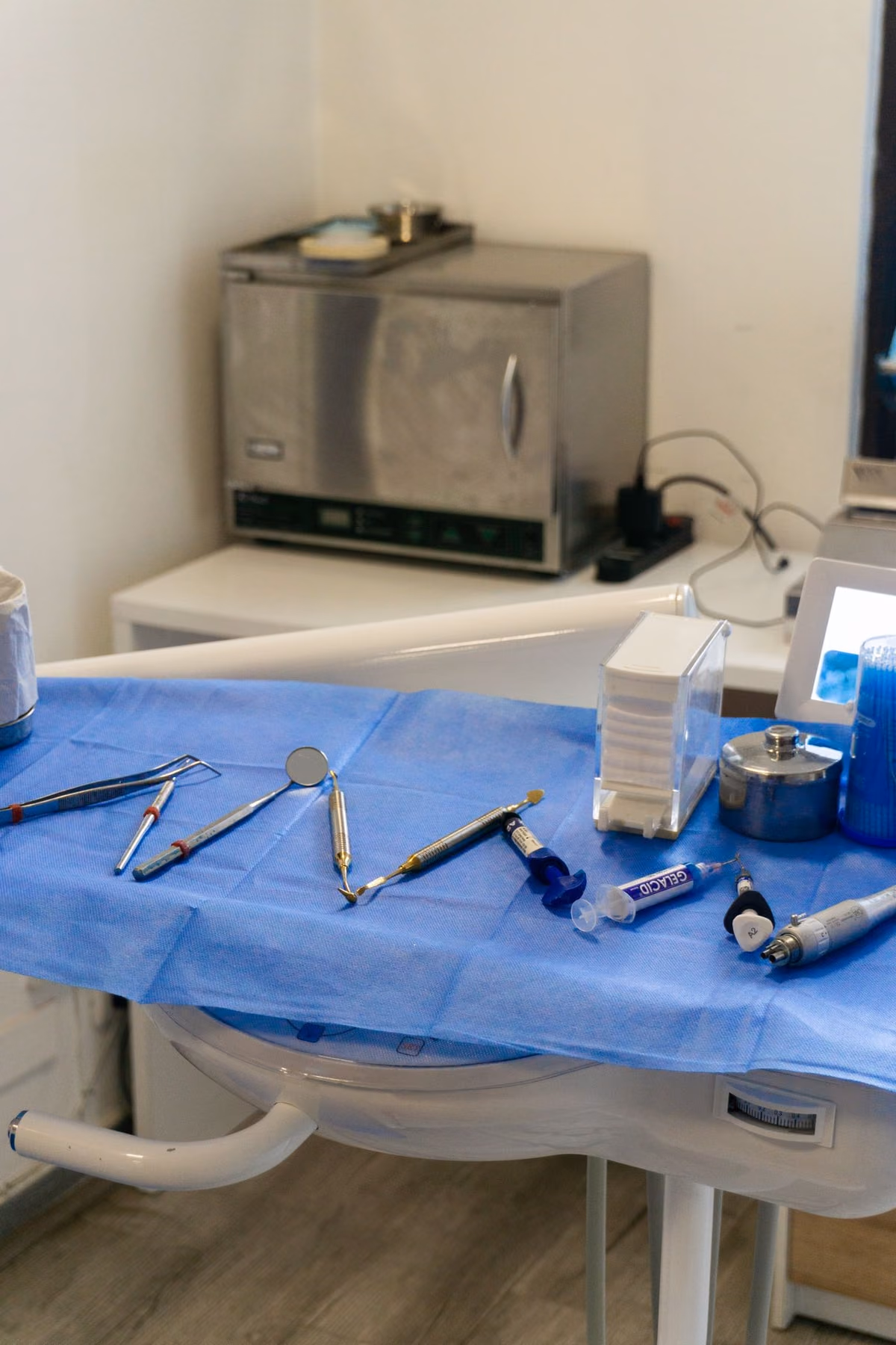 Instrumental dental esterilizado sobre una mesa de trabajo