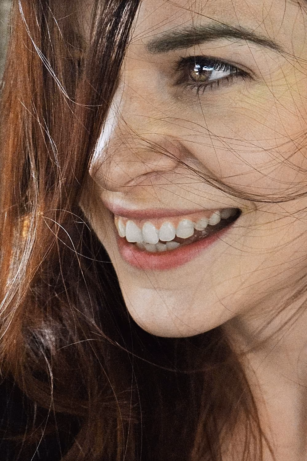 Primer plano de una mujer sonriendo con naturalidad