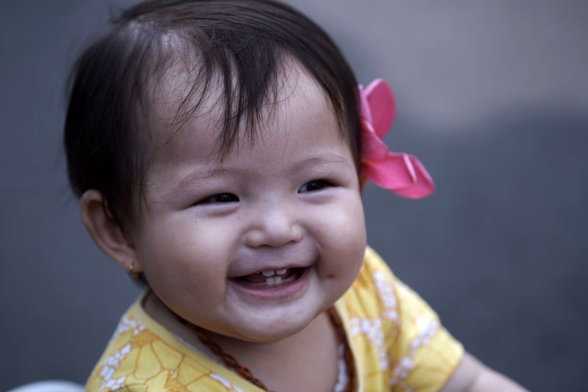 Niña sonriendo después de su revisión dental