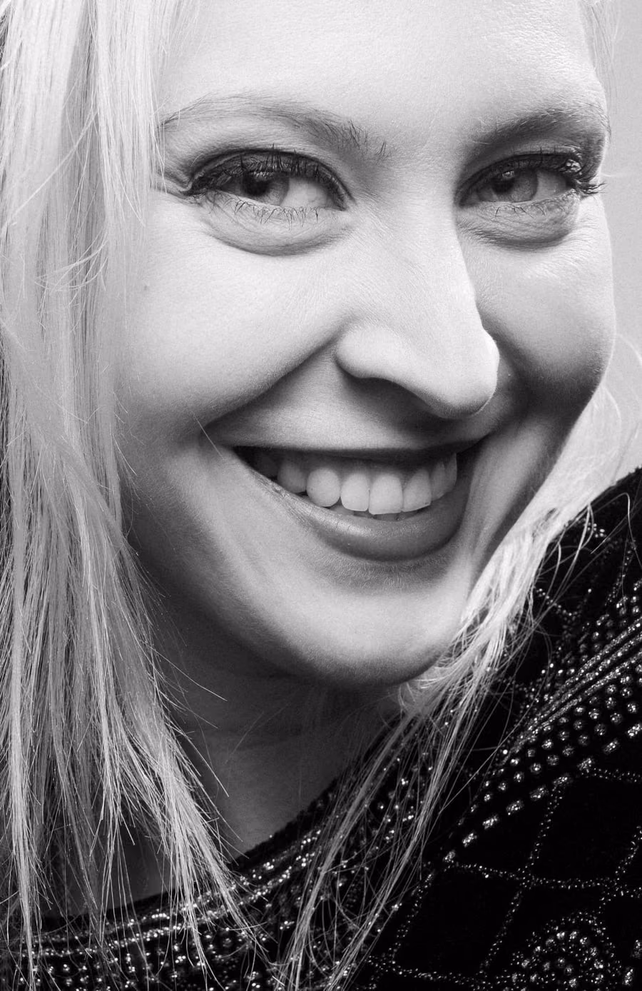 Retrato en blanco y negro de una mujer sonriendo